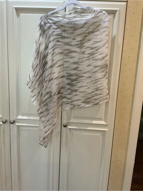 Eileen Fisher Silk Capelet, like new condition. Very elegant